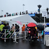 大雨の中サイン会には大勢のファンが訪れた