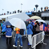 大雨の中サイン会には大勢のファンが訪れた