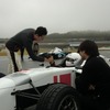 GT300のアウディR8ドライバー、藤井選手が中原さんを握手で送り出す。