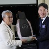 記念すべき１台の納車を記念し、オーナーの伊藤さんに上野金太郎MBJ社長からマスコットキーが贈呈された。