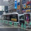 外回り線の狸小路停留場に停車するA1200形訓練車。同停留場の地下鉄乗継ぎ指定駅はすすきの駅、豊水すすきの駅、大通駅となる。