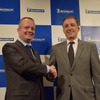 日本ミシュランタイヤ ポール・ペリニオ新社長（左）とベルナール・デルマス新会長（右）