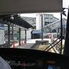 富山駅北停留場に到着した富山ライトレールの電車内から軌道の終端部を望む。ここから高架化された在来線の線路下に入る軌道が新設される。