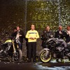 写真左、XSR900とヴァレンティーノ・ロッシ。右、MT-10とホルヘ・ロレンソ。