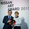 グランプリを受賞した毛利悠子氏（右）とカルロス・ゴーンCEO