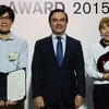 グランプリに輝いた毛利悠子さん（右）。左はオーディエンス賞を獲得した久門剛史さん