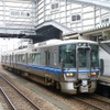 富山駅在来線ホームは高架化工事が進行中。あいの風とやま鉄道線（上り）とJR高山本線のホームは既に高架化されているが、あいの風とやま鉄道線（下り）の高架化はこれから。高架化が完了するのは2017年度末の予定だ。