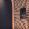 スマートドアホンの屋外側の設置イメージ。来訪者の履歴や動画を保存することができる（画像はプレスリリースより）