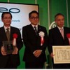 写真左からMTI五十嵐誠社長、江島潔国土交通大臣政務官、日本郵船田中康夫専務経営委員