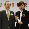 堀越真魚さん（右）と三菱ケミカルホールディングスおよび三菱化学の冨澤龍一特別顧問