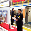 東武と台湾鉄路の友好協定締結イベントが浅草駅で行われ、東武鉄道の今度祥一氏や、同社浅草駅長の下総功治氏らが出席した（12月18日、浅草駅）