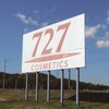 新幹線の車窓からよく見かける「727」の野立て看板。一部の看板のみ近日中にデザインを変更する。