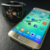 サムスンは「Galaxy S6 edge」（2015年4月発売）や、単体で通話・通信も可能なウェアラブル端末「Gear S」（2014年10月発売）など意欲的な端末を発売したが日本では振るわなかった