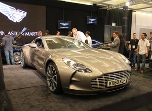 モンドモータース アストンマーチン One-77 エンジンには金箔：『アストンマーティンOne-77』画像ギャラリー(2/10