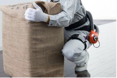 空港の手荷物ハンドリングに装着型支援ロボットを導入---成田国際で試験 画像