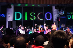 東京スカイツリー展望台に80年代DISCOシーン…マイケル富岡や田中美奈子も「Come on!」 画像