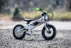 子供用モーターバイクが6万円台…デビュー間近、4歳の子供が開発車両を体験 画像