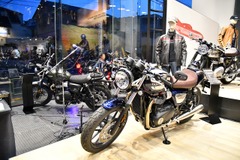 トライアンフ東京、開店10日間で10台受注…夜間のライトアップ展示に大きな反響 画像