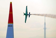 【レッドブル・エアレース千葉】予選…強めの風の中、上位グループは僅差で攻める 画像