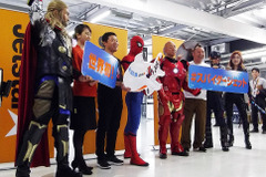 バイきんぐ小峠、アイアンマンのコスプレで空港の保安検査場通過? スパイダージェット登場 画像
