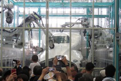 新幹線を研ぐロボットなど実演…JR東海の浜松工場、リニューアル後初の公開イベント 画像