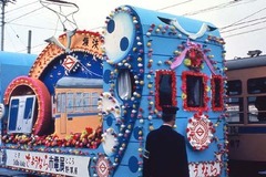 45年ぶり、横浜市電の「花電車」が復活…保存の無蓋貨車にイルミネーション 9月23日 画像