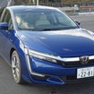 ホンダ クラリティPHEVのフロントを上方から。鳥取・夏泊海岸近くにて。