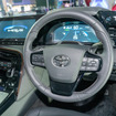 大型の液晶デジタルメーターと、タッチパネルディスプレーを搭載。