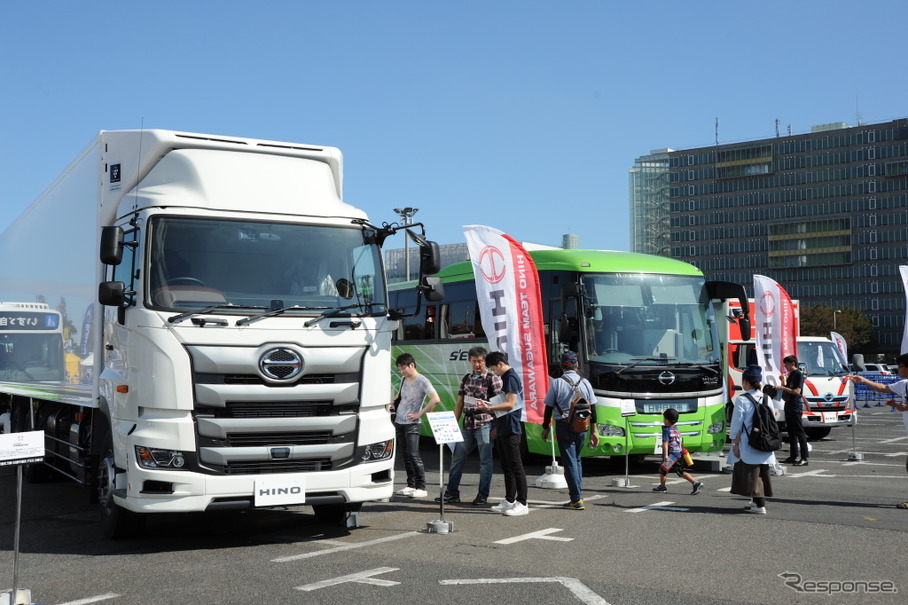 日野プロフィア・ハイブリッド（向かって左）とセレガ（東京モーターフェス2018、はたらくクルマ展示）