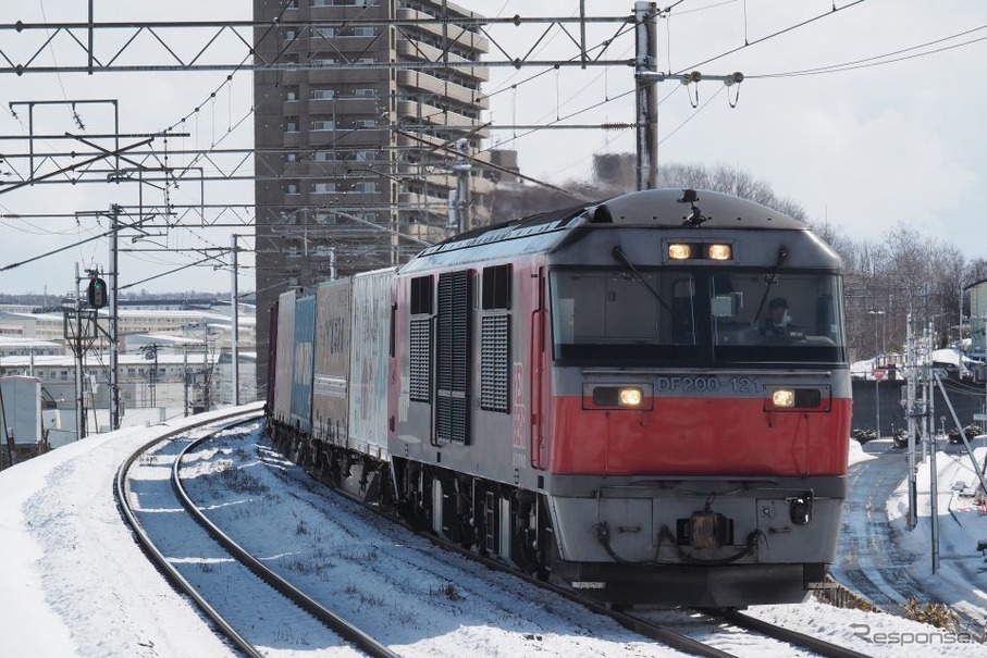 山陽本線の貨物列車は、下りは札幌～福岡間の列車から再開する。写真は千歳線新札幌駅付近を通過する列車。