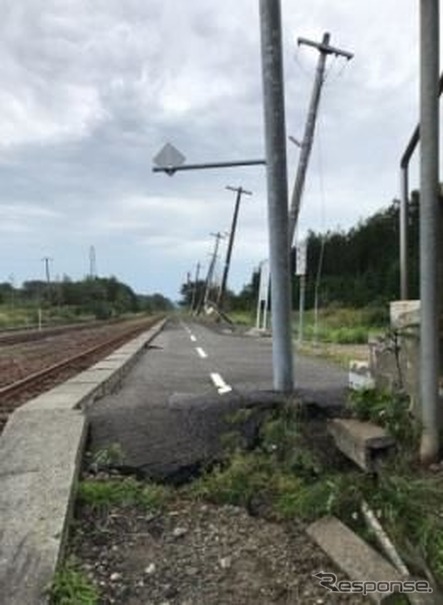 9月の北海道胆振東部地震では、在来線と新幹線合わせて6471本の列車が運休し、13億4000万円の減収を見込んでいるJR北海道。写真はホームが変形し電柱傾斜が発生した室蘭本線安平駅構内。