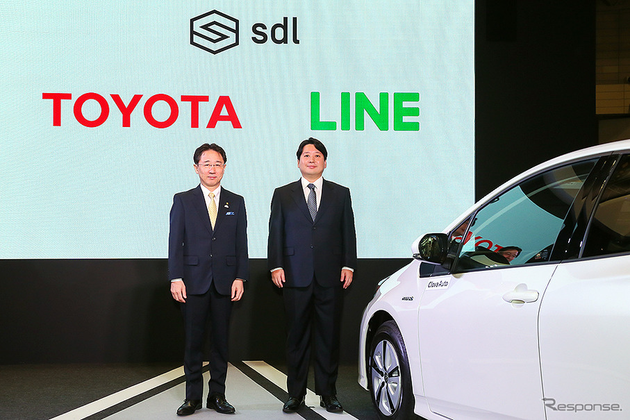 トヨタ 山本圭司 常務役員（左）と、LINE 舛田淳 取締役 CSMO。トヨタ「スマートデバイスリンク（SDL）」記者発表（CEATEC JAPAN 2018）