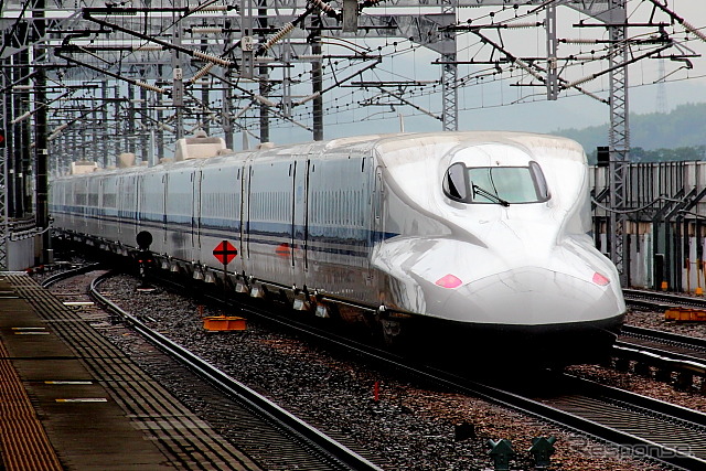 山陽新幹線は姫路駅の東方5km付近から西を300km/hで走行している。