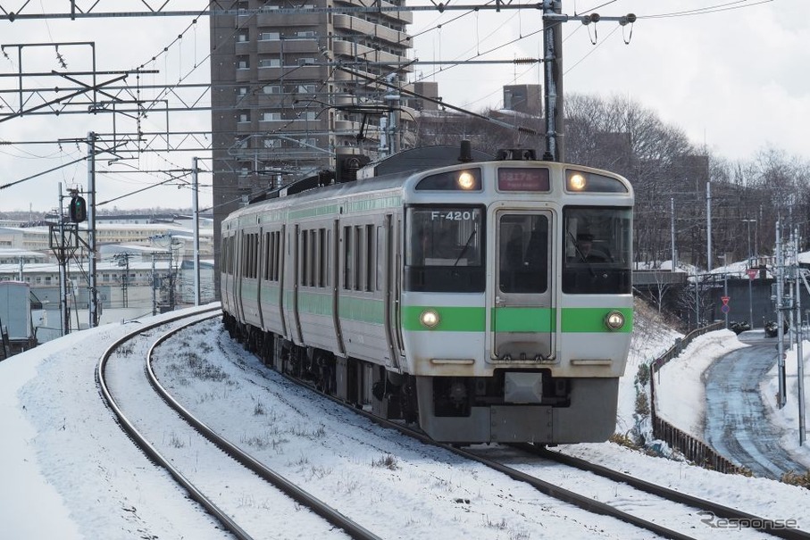 11月9日の信号機倒壊で千歳線は終列車までダイヤが混乱した。ダイヤの乱れは翌日も続き、運輸安全委員会による調査が行なわれた。写真は新札幌駅に進入する下り快速『エアポート』。