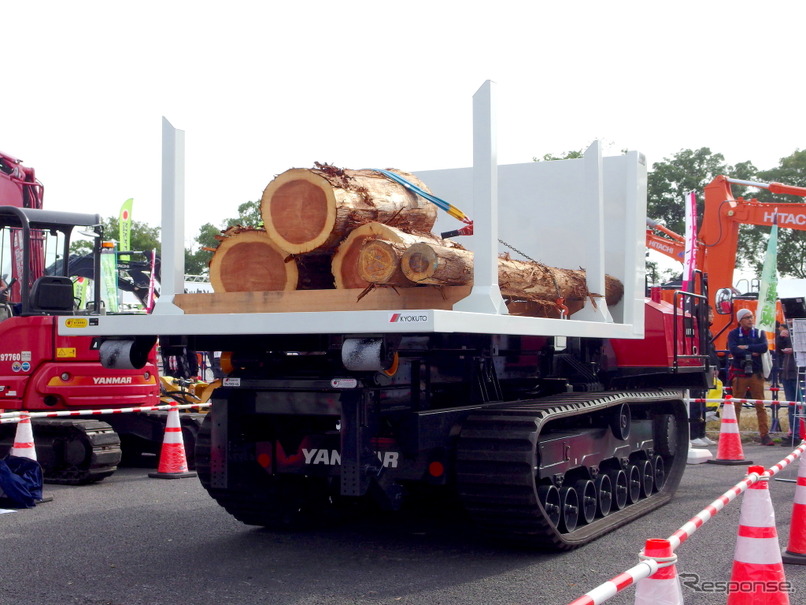 伐採現場から積荷を搬出（2018森林・林業・環境機械展示実演会）。