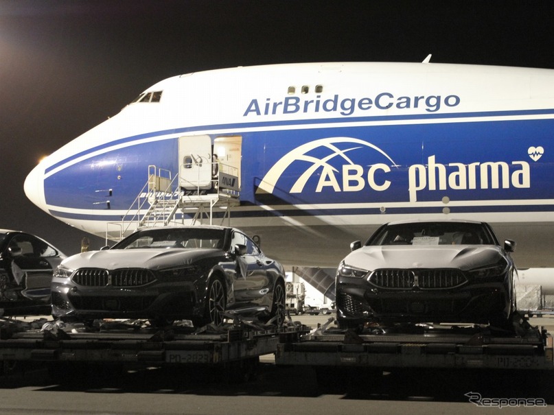 BMW 8シリーズクーペが成田空港に到着