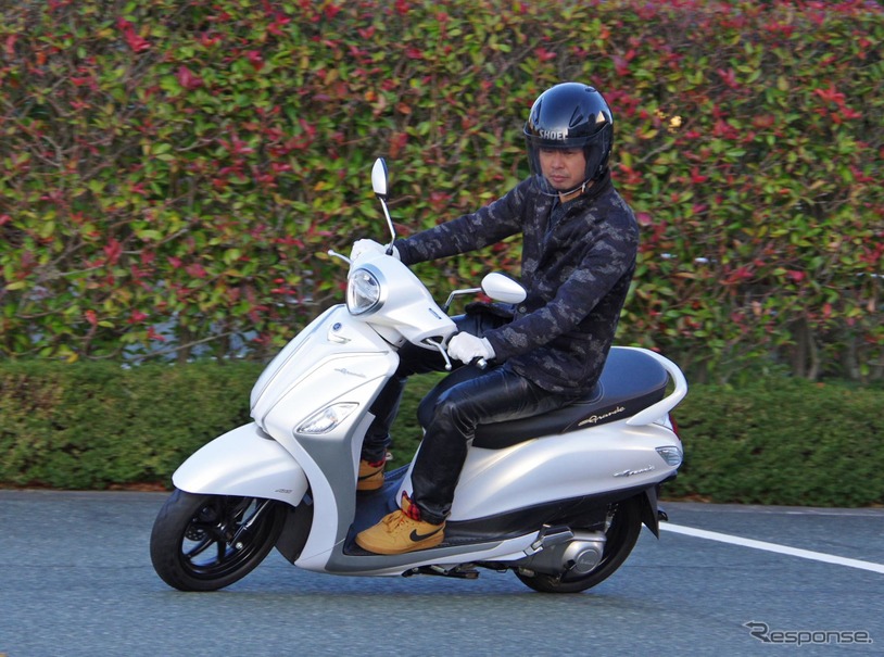 ヤマハのハイブリッドスクーター「NOZZA GRANDE（ノザグランデ）」に本邦初試乗。ホンダPCXハイブリッドとの違いは　※敷地内で許可を得て走行しております