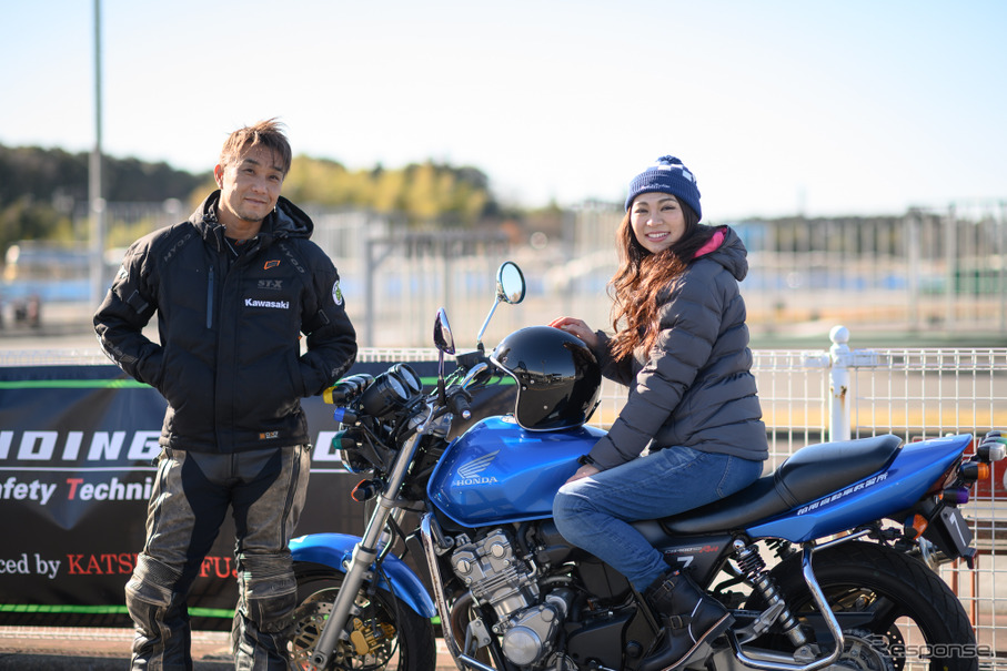 ミニ・ユニバース千葉の一ツ山里紗さんと「STE RIDING SCHOOL」を主催するレーシングライダー藤原克昭さん。