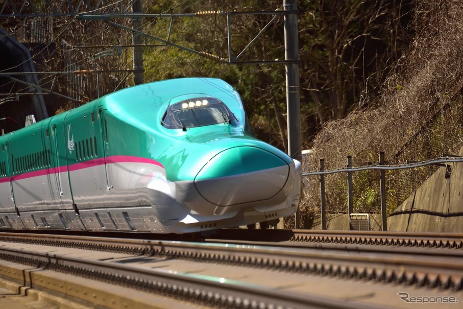 東北新幹線盛岡～新青森間で速度アップの方針を固めたと報道されたJR東日本だが、石井大臣は否定。260km/hを超える走行には整備計画の規定を変更する必要があることから、他の整備新幹線への波及も予想され、国交省の対応が注目される。