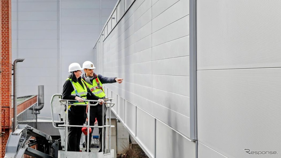 工場の壁にNOx吸収技術を導入するポルシェ・タイカンの生産工場