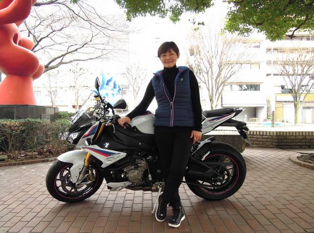 愛車のS1000Rではサーキットイベントなどにも参加する佐藤陽子さん（40歳）。中学生の息子さんを持つお母さんでもある。