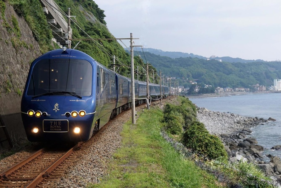 通常は横浜駅～伊豆急下田駅間で運行されている「THE ROYAL EXPRESS」。落ち着いた雰囲気の「プラチナクラス」、子供から大人まで楽しめる「ゴールドクラス」、展覧会や結婚式などに利用できる「マルチカー」、こだわりの料理を味わえる「キッチンカー」からなる6両編成。直流専用電車のため、北海道では機関車けん引での運行となる。