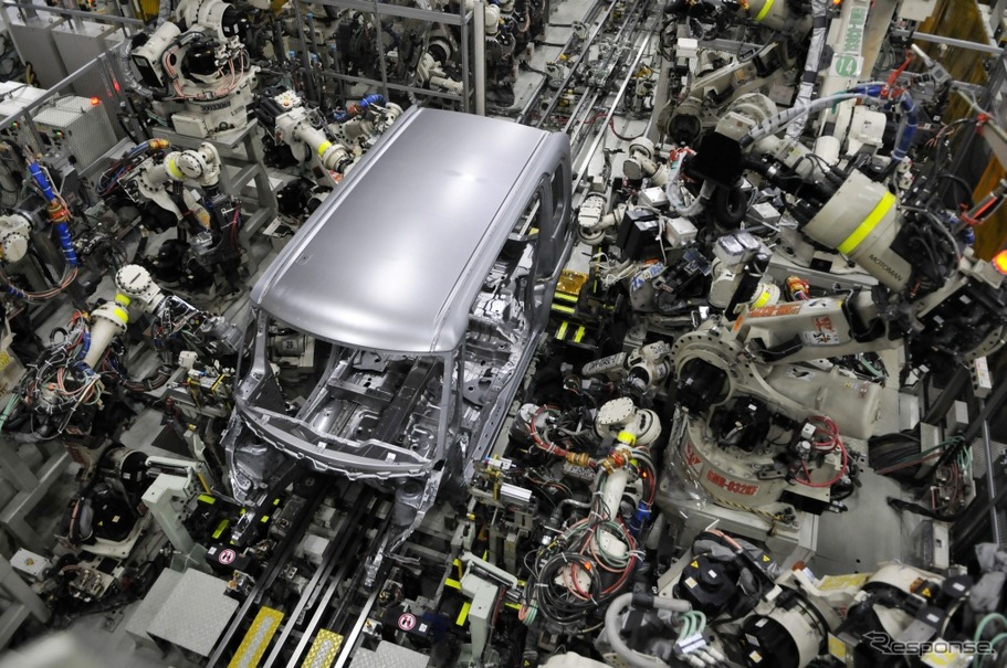 滋賀工場 第2工場 ボディラインの溶接工程。ロボットによって完全自動化されている。