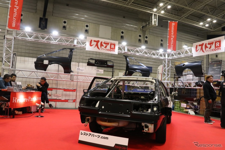 ブース中央には、自社のパーツでシルエットを取り戻したレストア半ばのAE86が展示されていた。