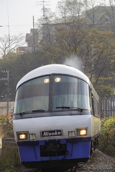 まずは先頭部のみの保存を目指す「ニセコエクスプレス」。車齢は現在運用されているキハ183系より若かったが、保守面のデメリットが仇となり、3両中2両はすでに解体されている。函館本線小樽～塩谷。2017年11月3日撮影。