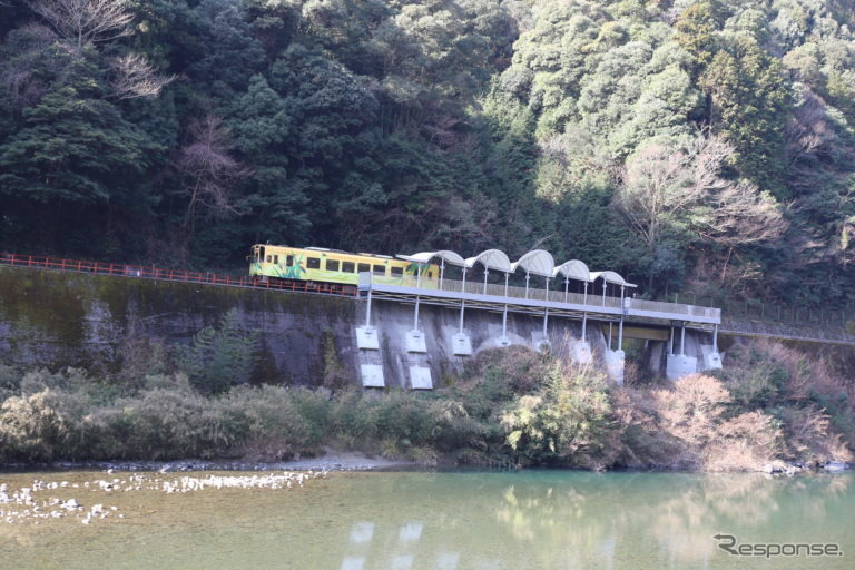 清流みはらし駅を通過する錦川鉄道の列車。出入口はなく、展望のみに特化した駅で、一般の営業列車は停車しない。