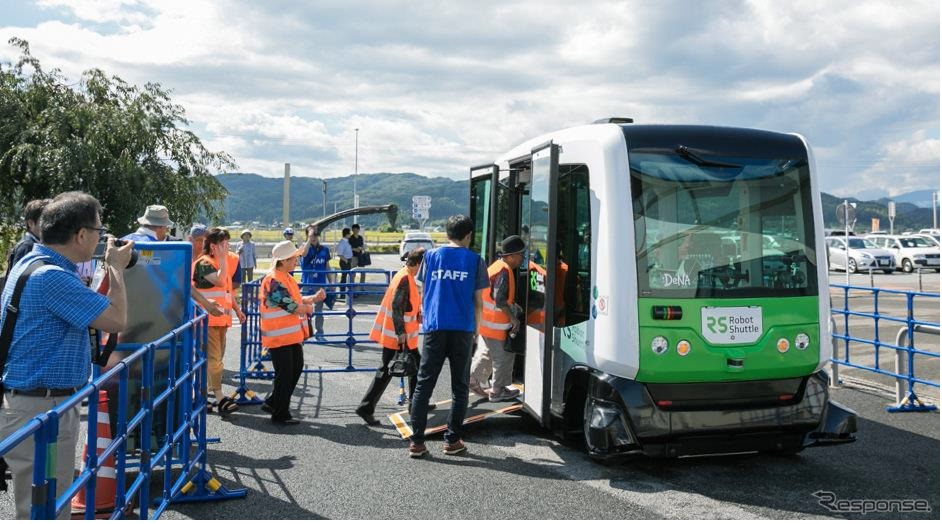 「道の駅」を拠点とした自動運転サービスの実証実験の様子