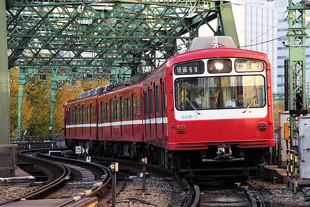 1灯のヘッドライトや片開き扉など、近年の京急車両には見られない姿となっている京急800形。