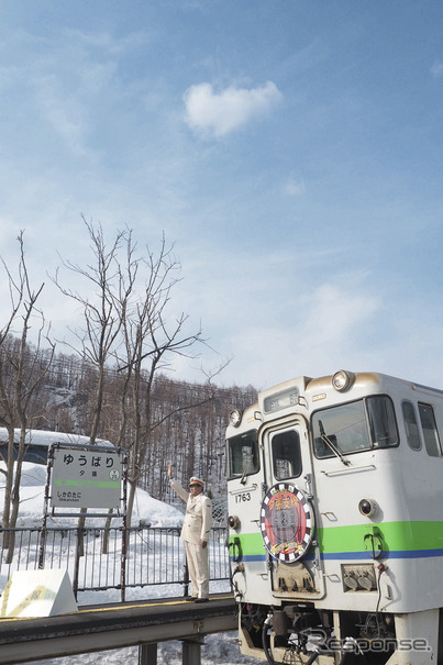 新夕張駅長の合図により発車する新夕張行き9272D。2019年3月31日撮影。