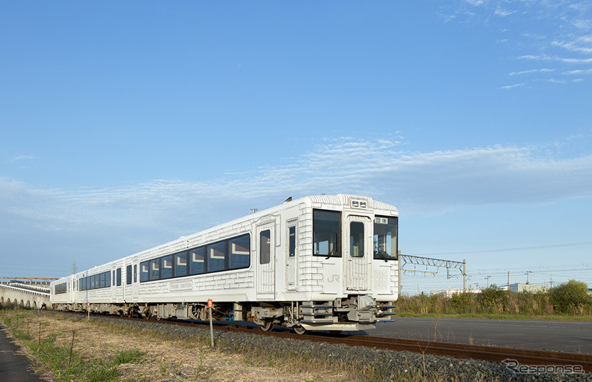 三陸鉄道リアス線久慈～釜石間に乗り入れることになった『TOHOKU EMOTION』。1号車がコンパートメント個室席、2号車がライブキッチンスペース、3号車がオープンダイニングスペースとなっている。